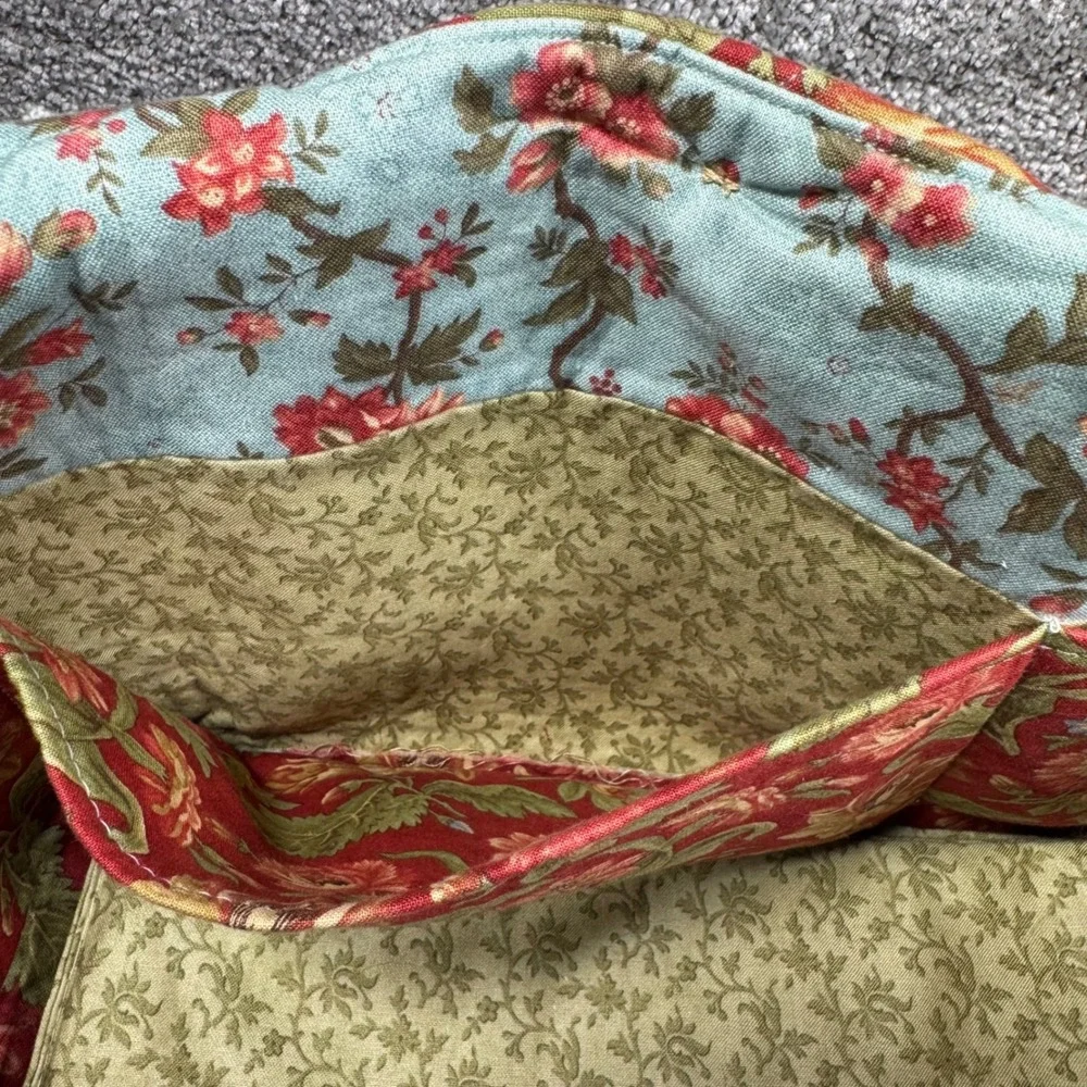 Hazelnut Hill Tote Bag Red Blue Floral Quilted Button Closure Cottagecore